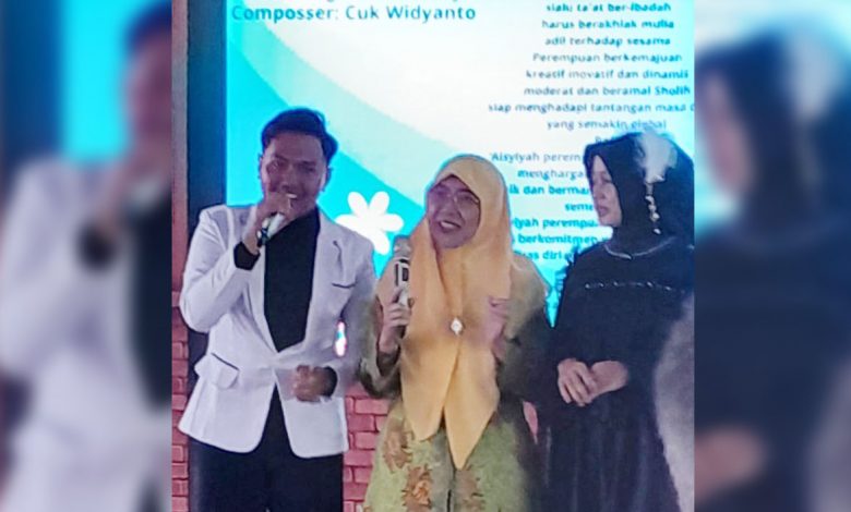 Ketua PD 'Aisyiyah Nganjuk, Novita Rulli Rokhmawati membuat lagu Perempuan Berkemajuan