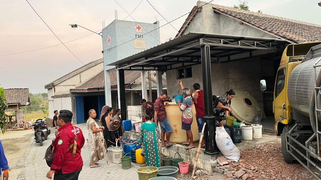 Droping Air Bersih di Desa Tempuran Kecamatan Ngluyu